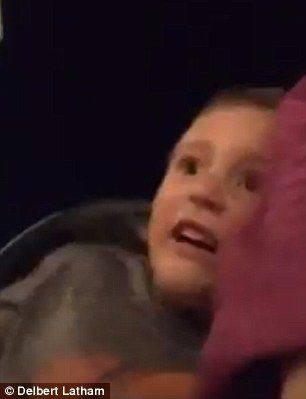 Video: padre salva a niño de caer de montaña rusa - Wonderland-Delbert-Latham-2