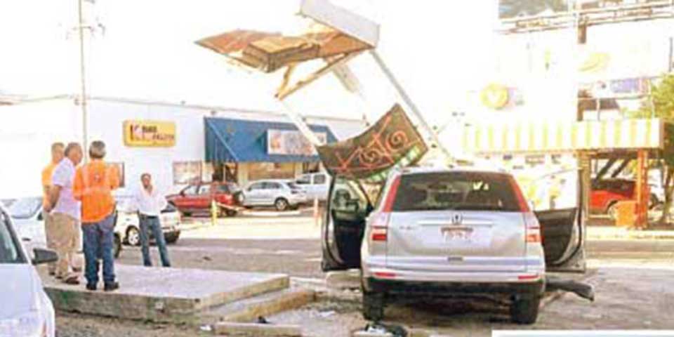 Funcionaria de Saltillo mata a mujer por ir viendo el celular