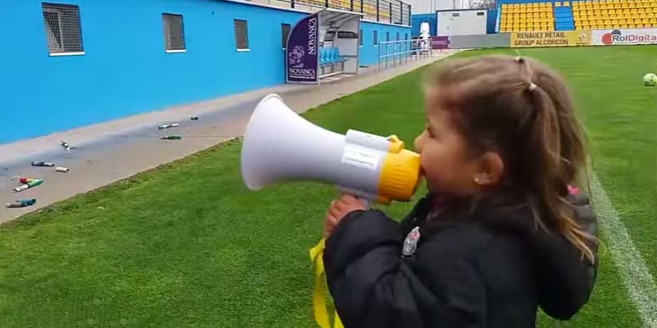 Video: niña dirige a aficionados del Alcorcón