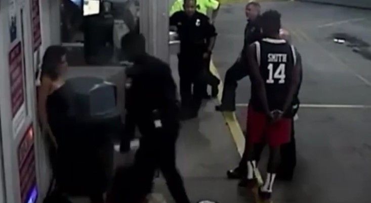 Video: policía de Florida golpea a mujer esposada