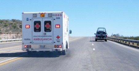 Desbarranca camión en Querétaro. Al menos dos muertos