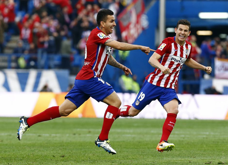 Atlético de Madrid gana y se adueña de la cima - angel-correa