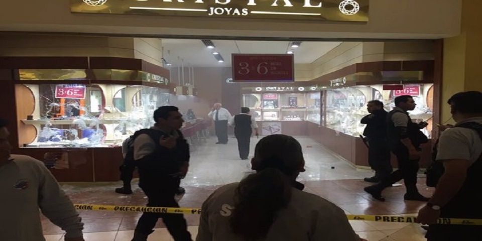 Asaltan joyería en centro comercial en Tlalnepantla