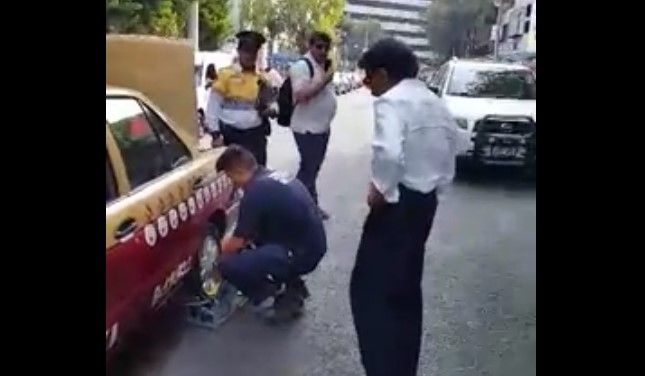 Pone araña a taxista que ayudaba a adulto mayor
