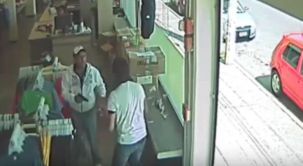 Video: asalta una tienda de ropa y dispara al gerente