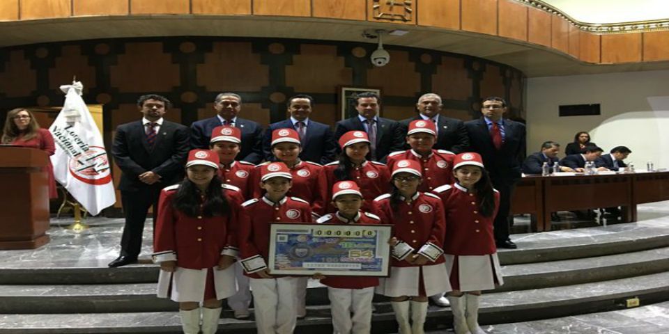 Atlante, primer equipo de futbol que recibe homenaje de la Lotería Nacional