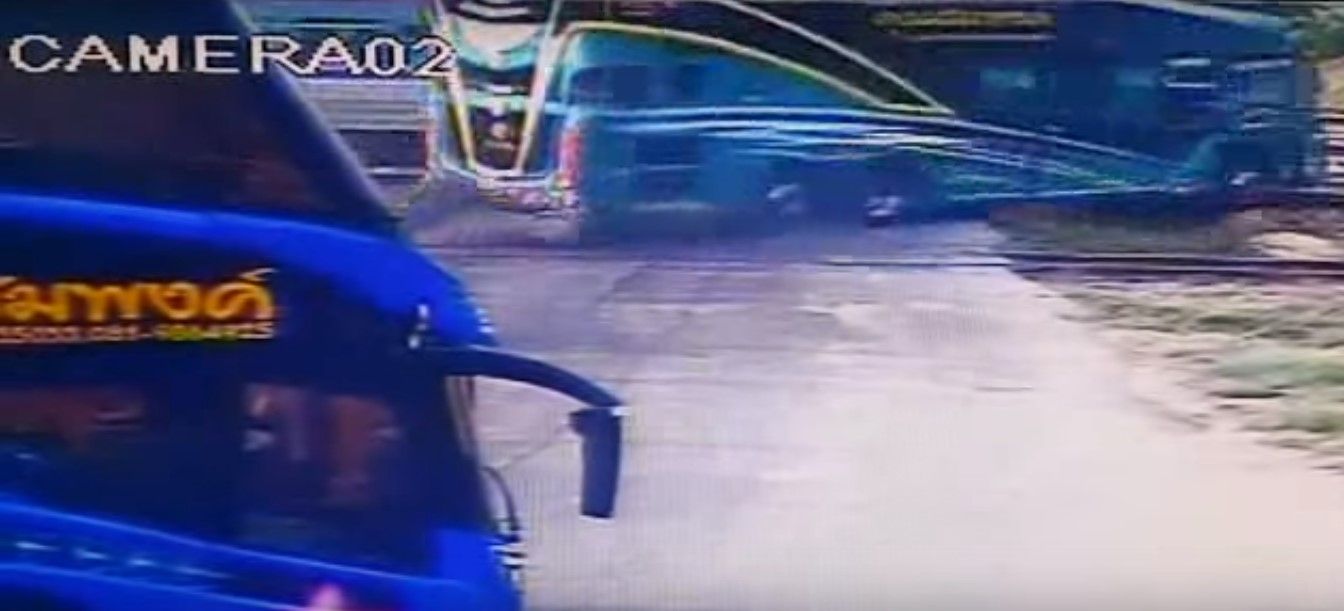 Video: autobús choca con tren y deja 3 muertos