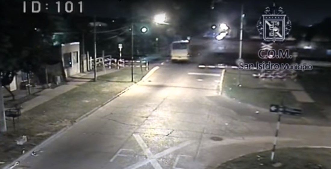 Video: tren arrolla a autobús en Argentina Video: tren arrolla a autobús en Argentina