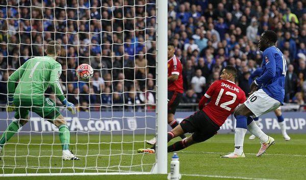 Manchester United a la final de la FA Cup con gol de último minuto - autogol-chris-smalling
