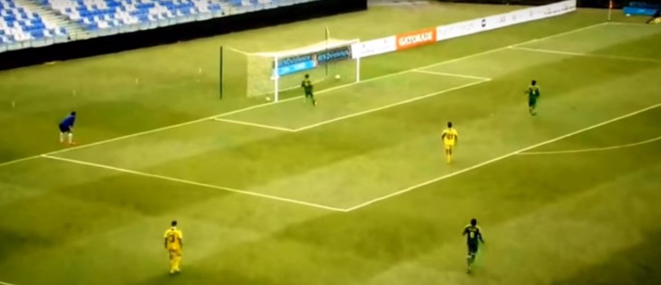 Video: el difícil autogol de un portero