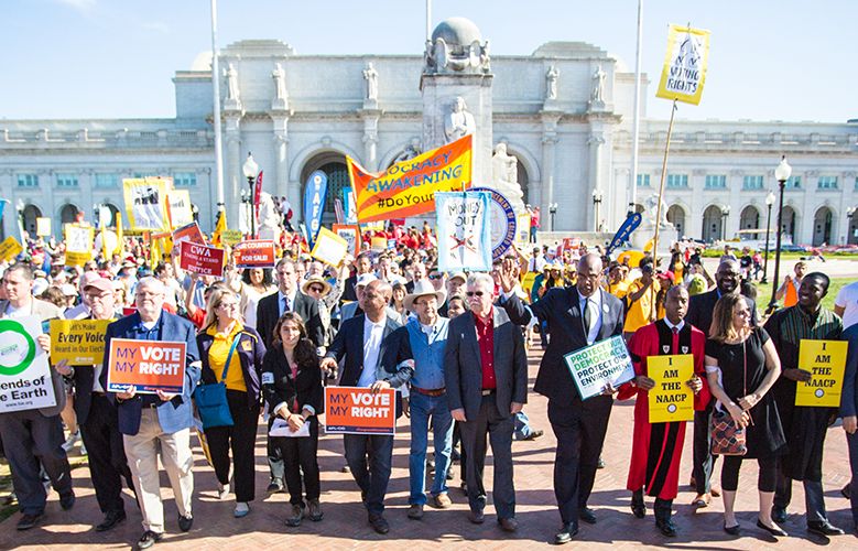 Detienen a fundadores de Ben & Jerry's en protesta - ben-and-jerrys-3