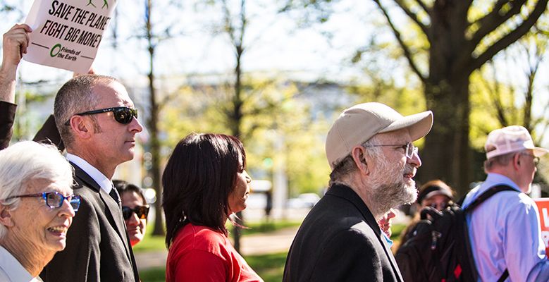 Detienen a fundadores de Ben & Jerry's en protesta - ben-and-jerrys-4