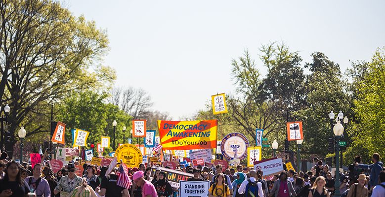 Detienen a fundadores de Ben & Jerry's en protesta - ben-and-jerrys-5