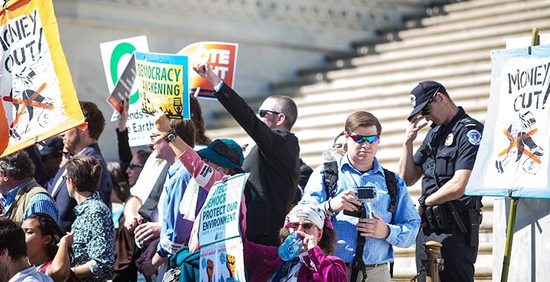 Detienen a fundadores de Ben & Jerry's en protesta - ben-and-jerrys-6