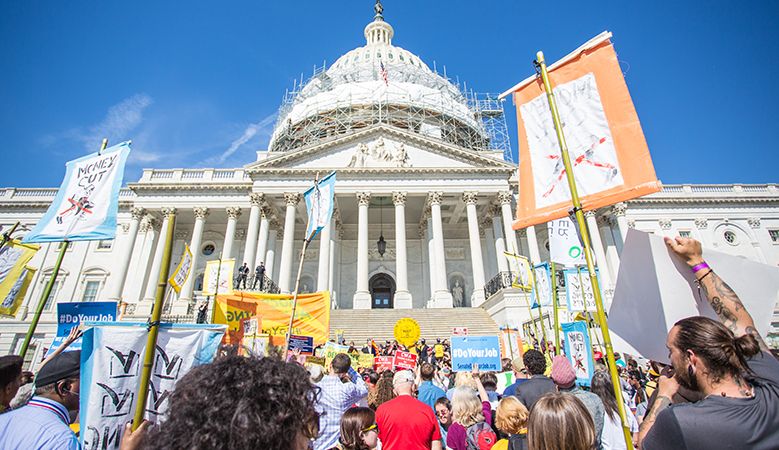 Detienen a fundadores de Ben & Jerry's en protesta - ben-and-jerrys-7