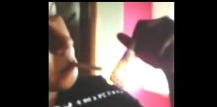 Video: hijo de diputado enciende cigarros con un billete