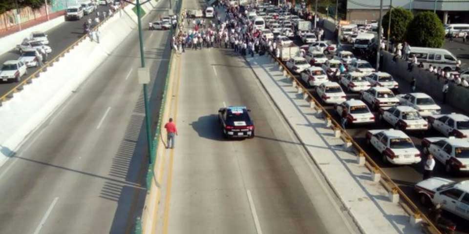 Marchan en Autopista del Sol para exigir seguridad en Sierra de Guerrero