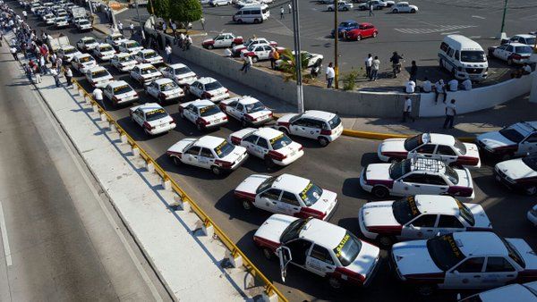Marchan en Autopista del Sol para exigir seguridad en Sierra de Guerrero - bloqueos-chilpancingo-2