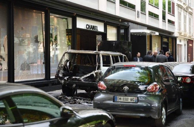 Incendian auto y asaltan tienda Chanel en París - camioneta-Chanel-Paris-internet