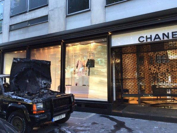 Incendian auto y asaltan tienda Chanel en París Incendian auto y asaltan tienda Chanel en París