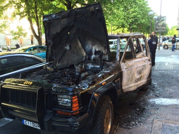 Incendian auto y asaltan tienda Chanel en París - camioneta-Chanel-Paris-jdhauteserre2