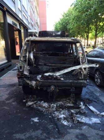Incendian auto y asaltan tienda Chanel en París - camioneta-Chanel-Paris-jdhauteserre3