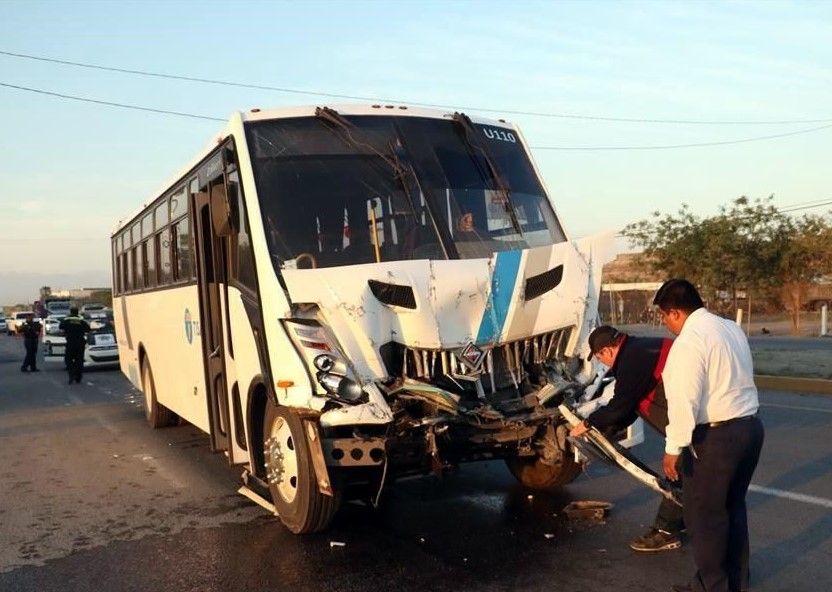 Choque en Nuevo León deja 17 heridos