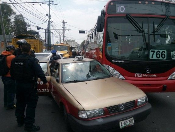 Tres heridos por choque de Metrobús y taxi