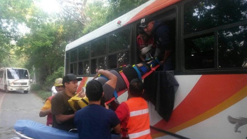 Choque en Apodaca deja 20 lesionados - choque-pesqueria-Iram_Oviedo