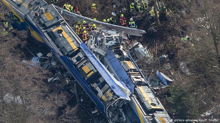 Conductor de tren usó celular antes de choque en Alemania - choque-tren-alemania-DW