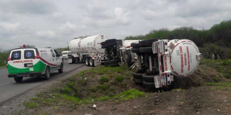 Choca tren con pipa en carretera Victoria-Monterrey