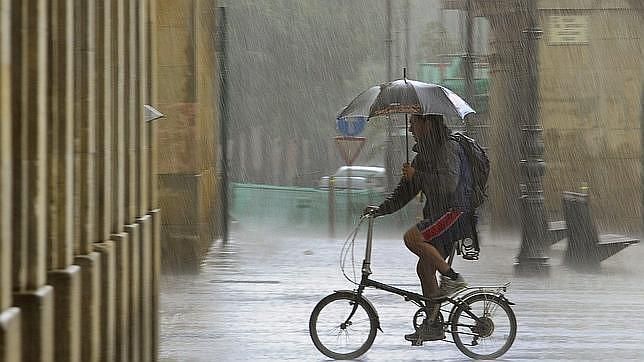 Las apps que todo ciclista debe tener - ciclistas-lluvia