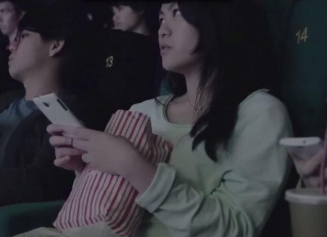 Se permitirá mandar mensajes de texto en cine más grande de EE.UU. - cine-en-cine-