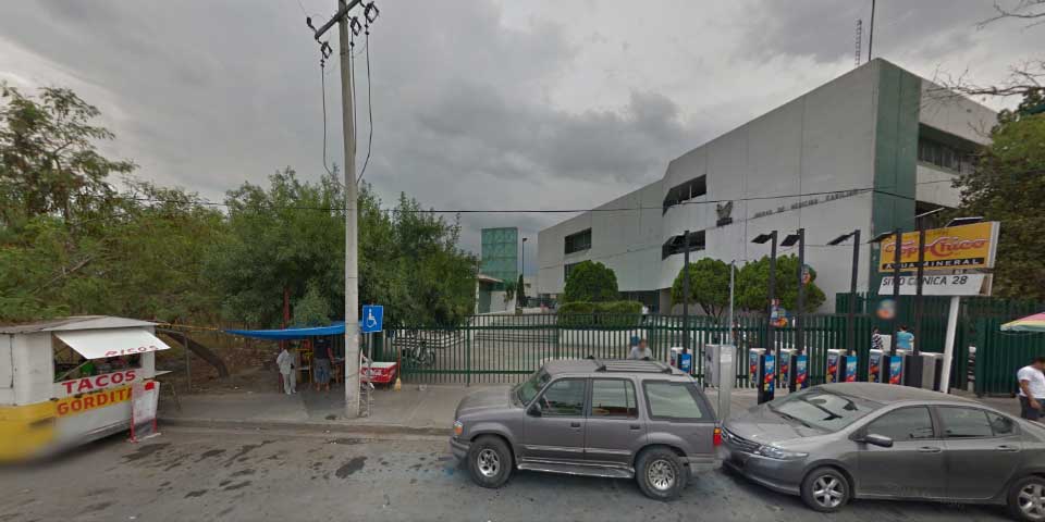 Sujetos asaltan con machetes en clínica del IMSS en Monterrey