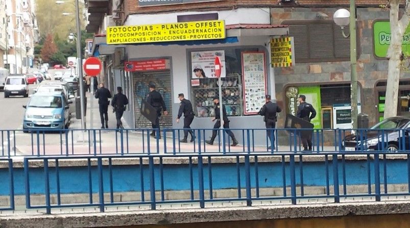Rescatan a rehenes tras asalto a departamento de Madrid