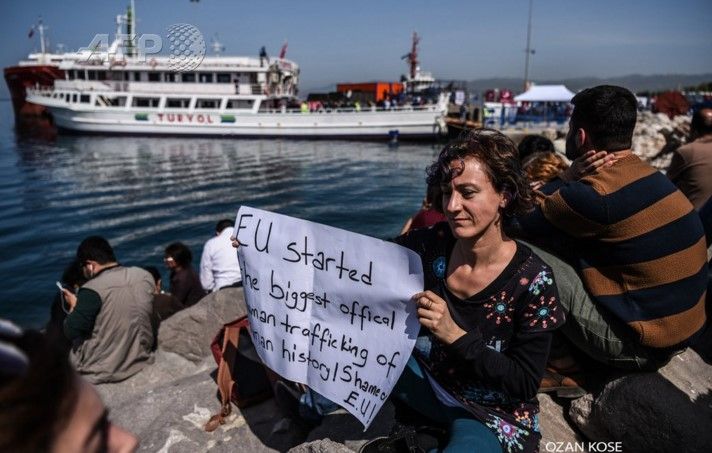 Llegan primeros deportados a Turquía tras acuerdo con la UE - deportados-grecia-turquia-AFP