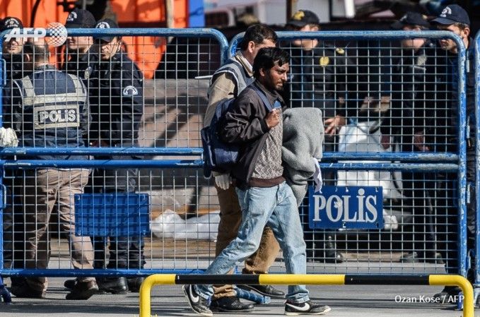 Llegan primeros deportados a Turquía tras acuerdo con la UE - deportados-grecia-turquia-AFP2
