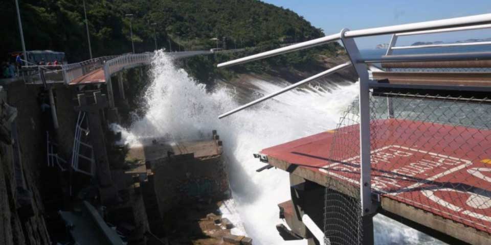 Mueren dos en caída de ciclovía de Río de Janeiro