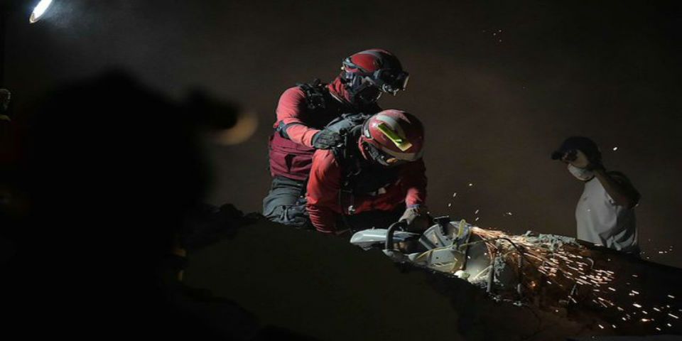 Rescatan a tres personas a 120 horas del terremoto de Ecuador