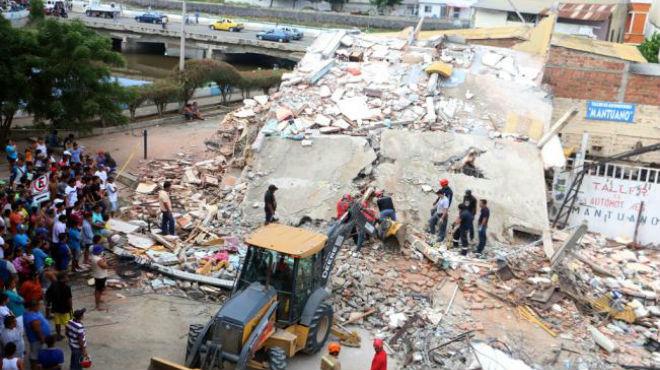 Sube a 350 cifra de muertos por terremoto en Ecuador