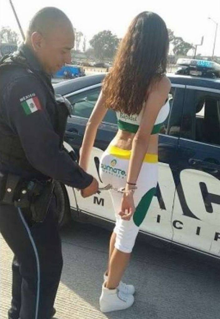 Despiden a policía por fingir que arrestaba a edecán - edecan-puebla-1-706x1024