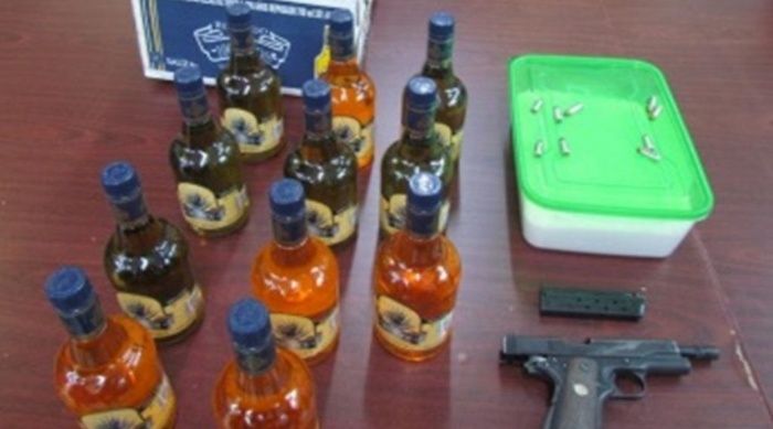 Detienen a persona con siete litros de cristal líquido en Tijuana - f700x390-267826_306844_14