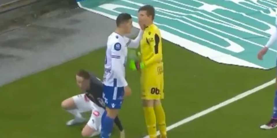 Video: expulsan a jugador por agredir a su portero