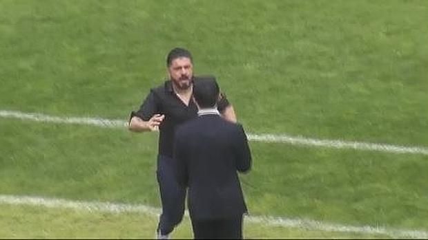 Video: Gennaro Gattuso agrede a su asistente durante un partido