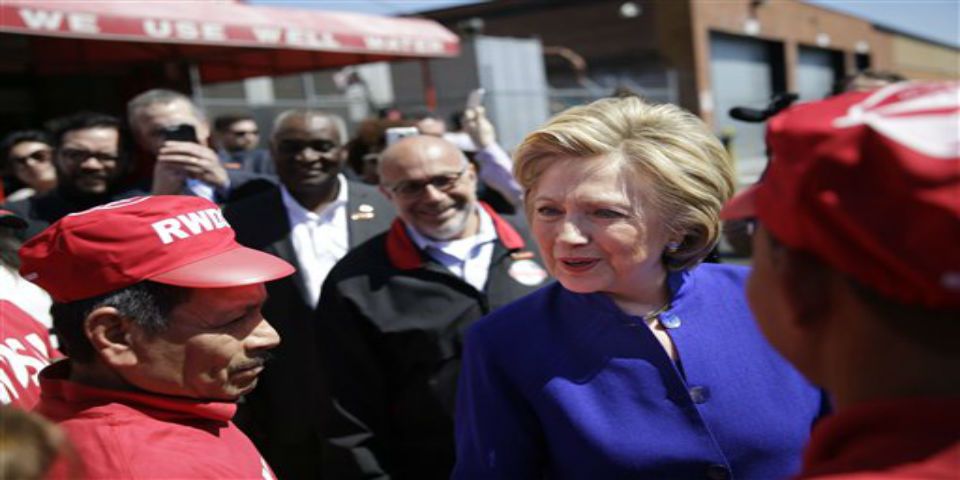 Hillary Clinton se reúne con inmigrantes que limpian automóviles en Nueva York