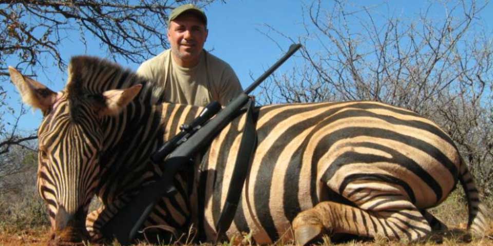 Critican a Hristo Stoichkov por fotos con animales muertos
