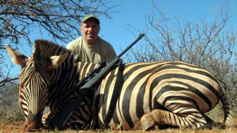 Critican a Hristo Stoichkov por fotos con animales muertos - hristo-stoichkov-zebra