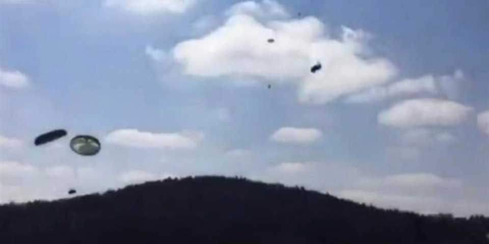 Video: vehículos del Ejército de EE.UU. caen del cielo en ejercicio fallido