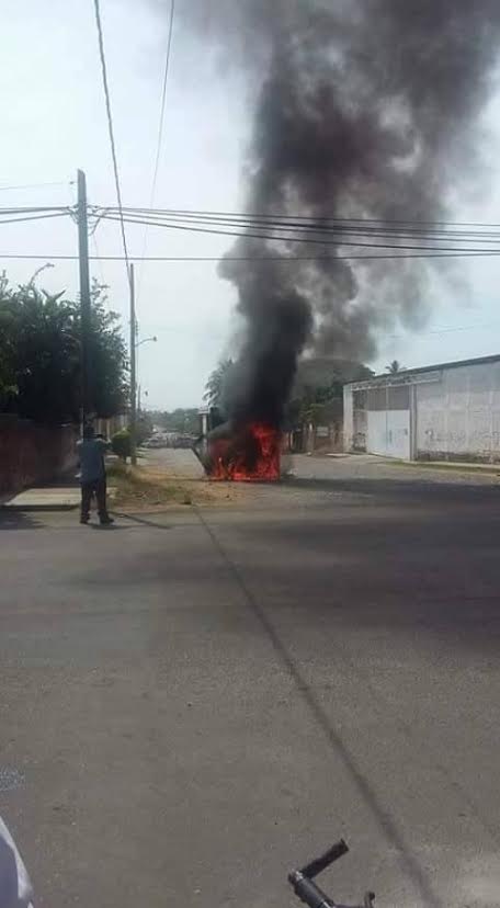 Tercer día consecutivo de bloqueos y quema de autos en Michoacán - incendio-Apatzingan-Quadratin