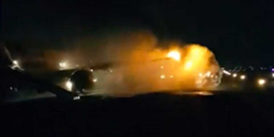 Choque de aviones provoca incendio en aeropuerto de Indonesia